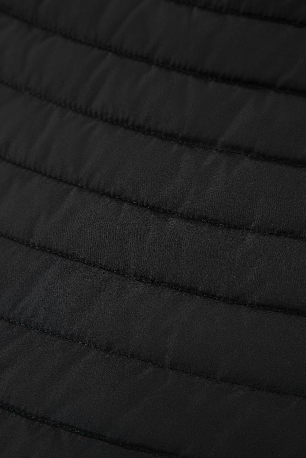 Schwarze, einfarbige Steppjacke mit Reißverschluss
