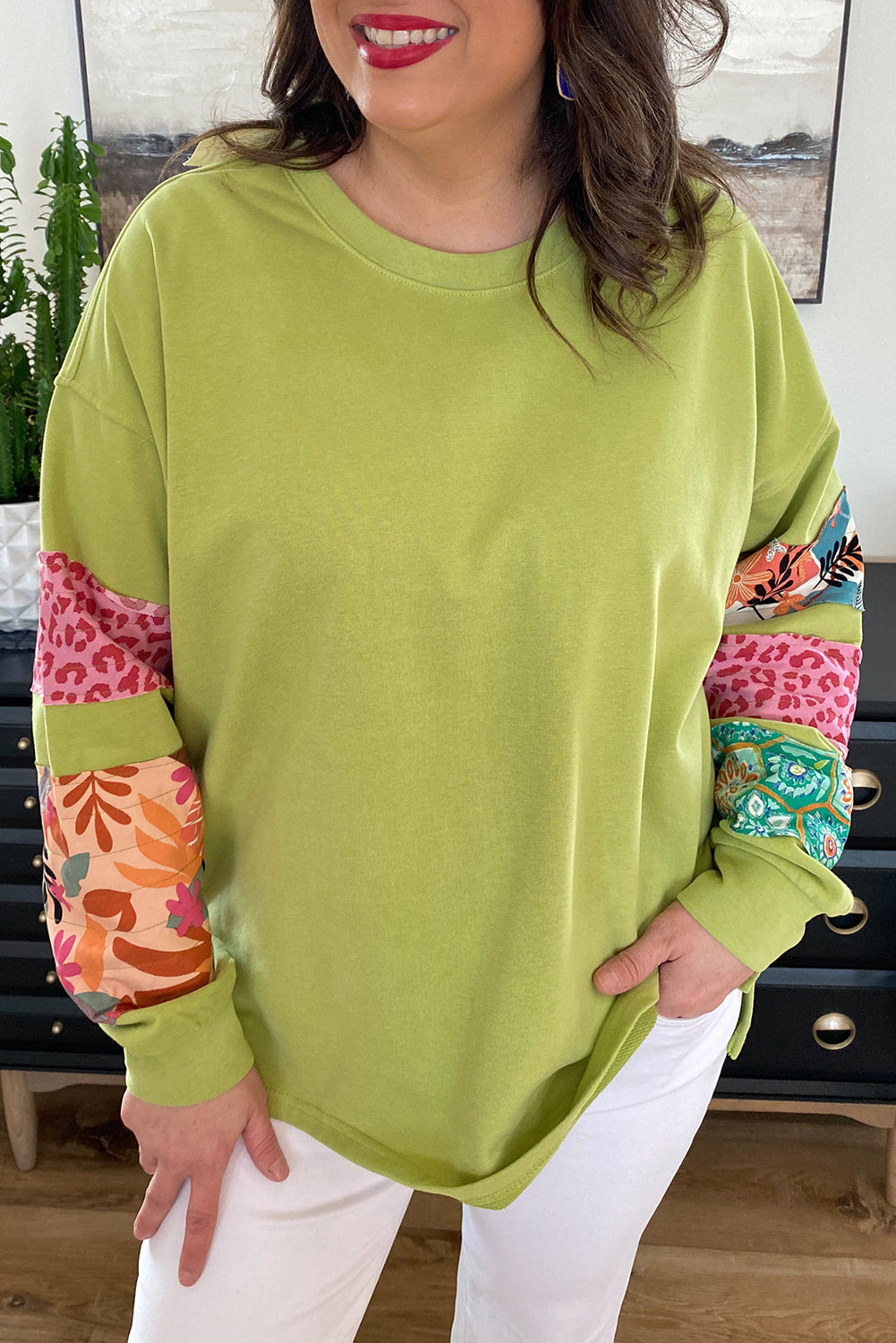 Grünes Sweatshirt mit geschlitzten Patchwork-Ärmeln und Print in Übergröße