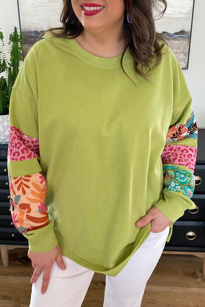 Grünes Sweatshirt mit geschlitzten Patchwork-Ärmeln und Print in Übergröße