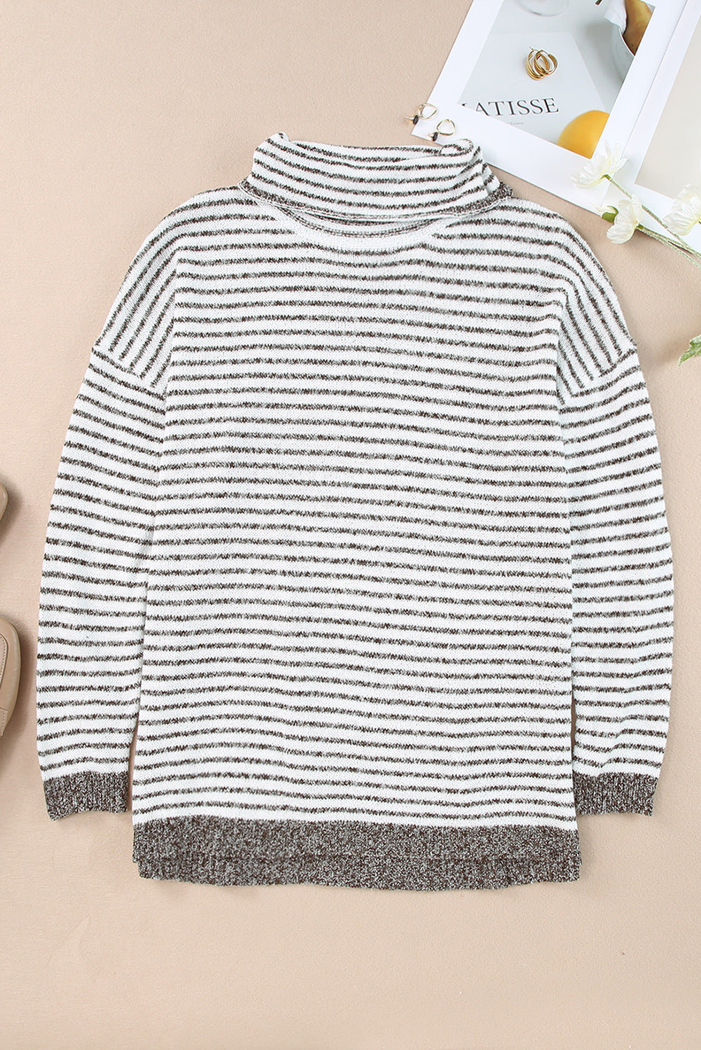 Khakifarbener, gestreifter Rollkragenpullover