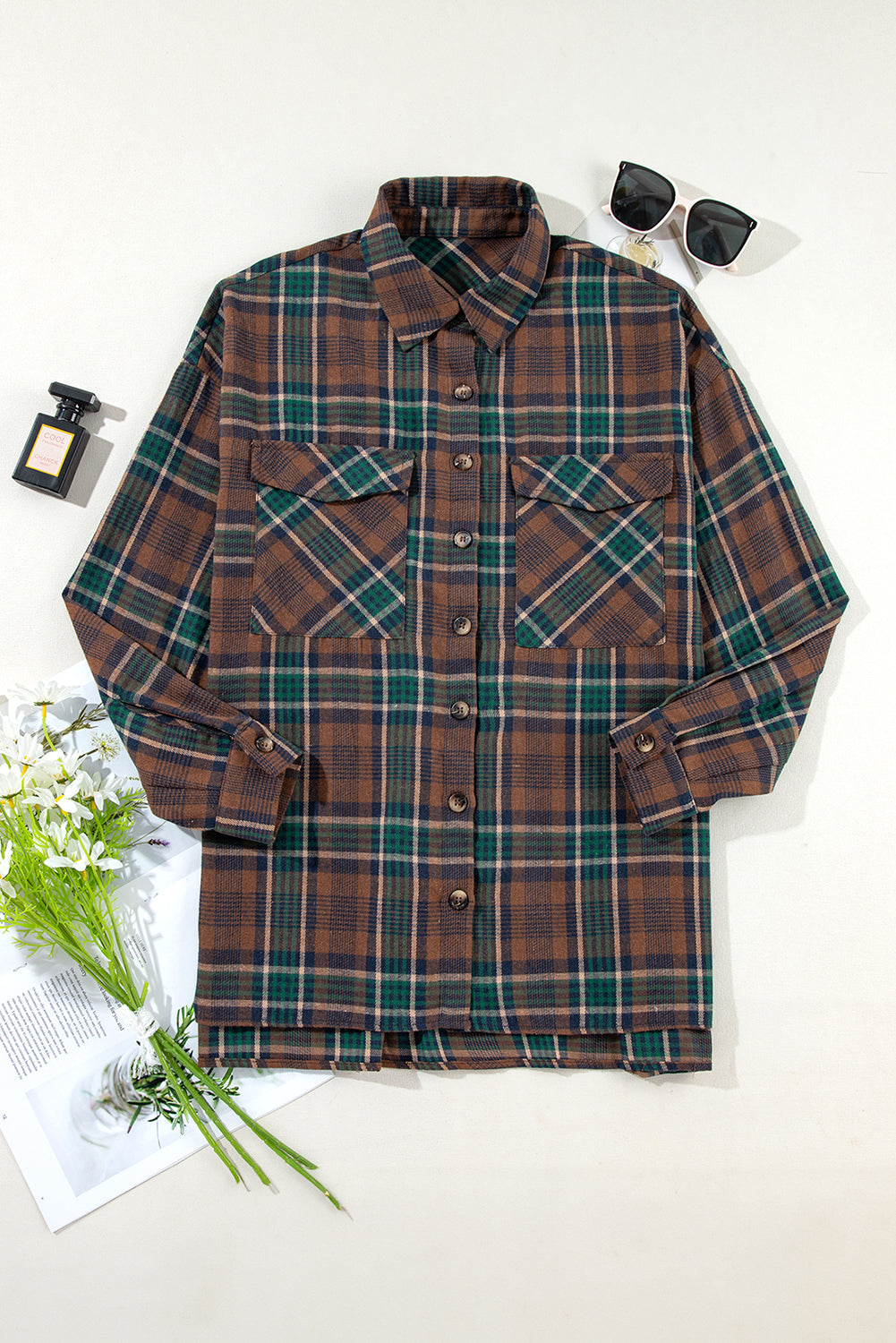Braune Hemdjacke mit Karomuster und Brusttaschen mit Knöpfen