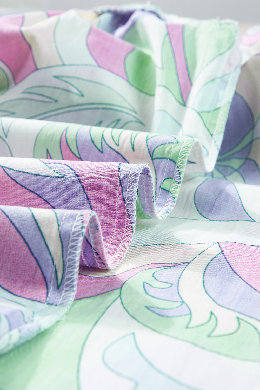 Grüne Bluse mit abstraktem Print und Puffärmeln