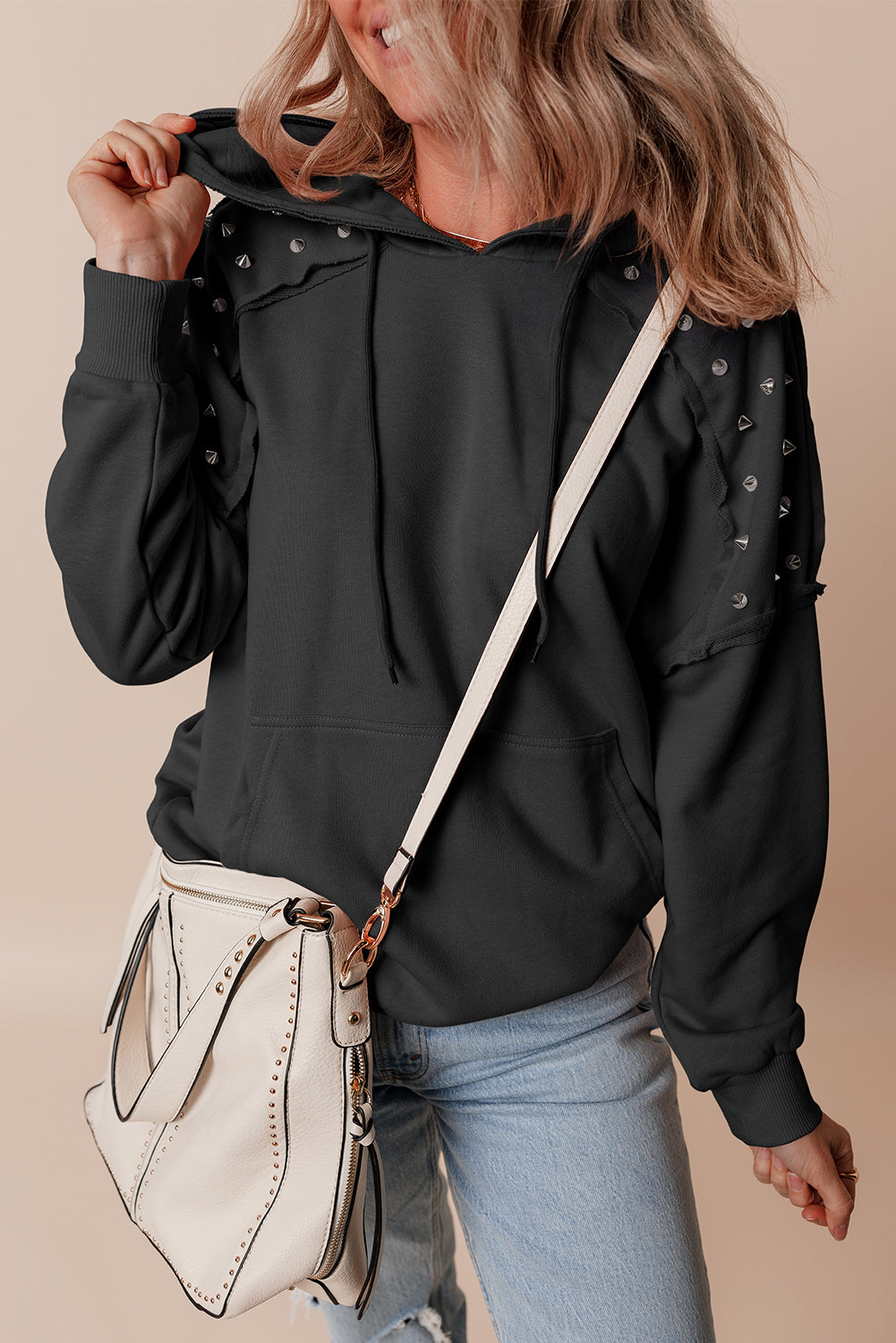 Schwarzer, einfarbiger Kapuzenpullover mit Raglanärmeln und Nieten und Tasche