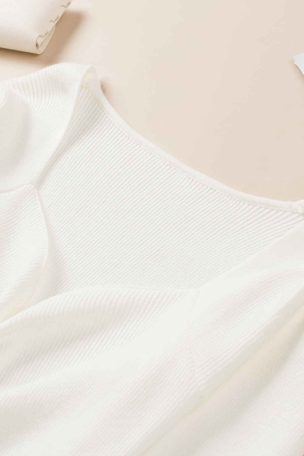 Beigefarbener Rippstrickpullover mit gerüschtem Herzausschnitt