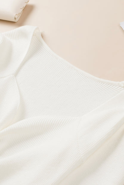 Beigefarbener Rippstrickpullover mit gerüschtem Herzausschnitt