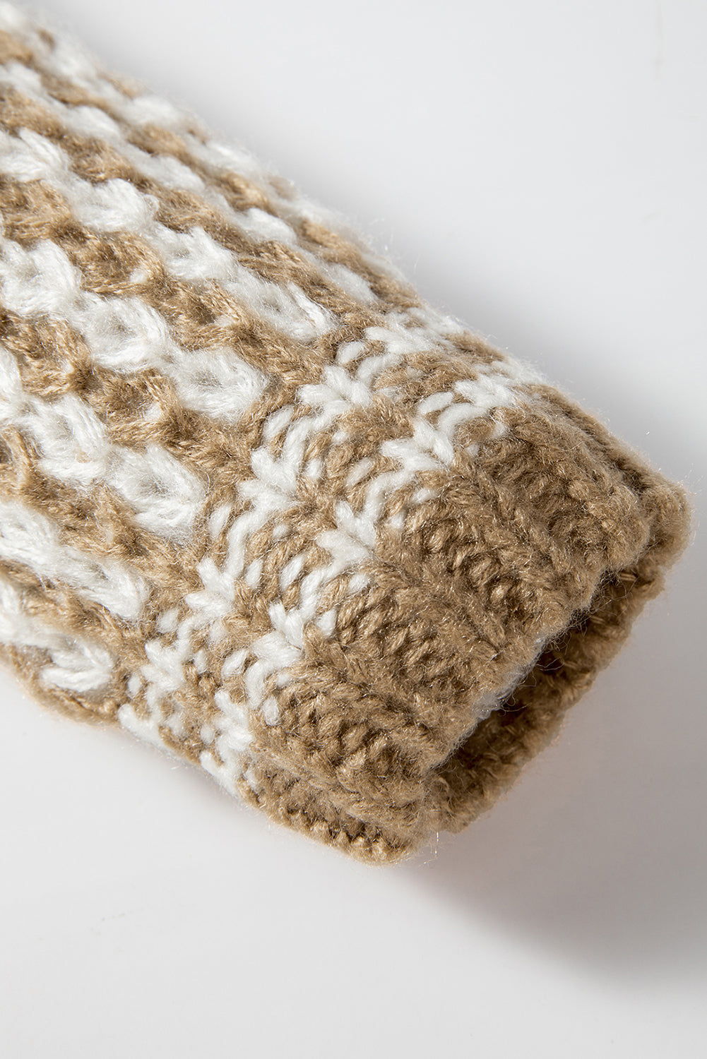Brauner Pullover mit Streifen, tief angesetzter Schulterpartie und Rundhalsausschnitt