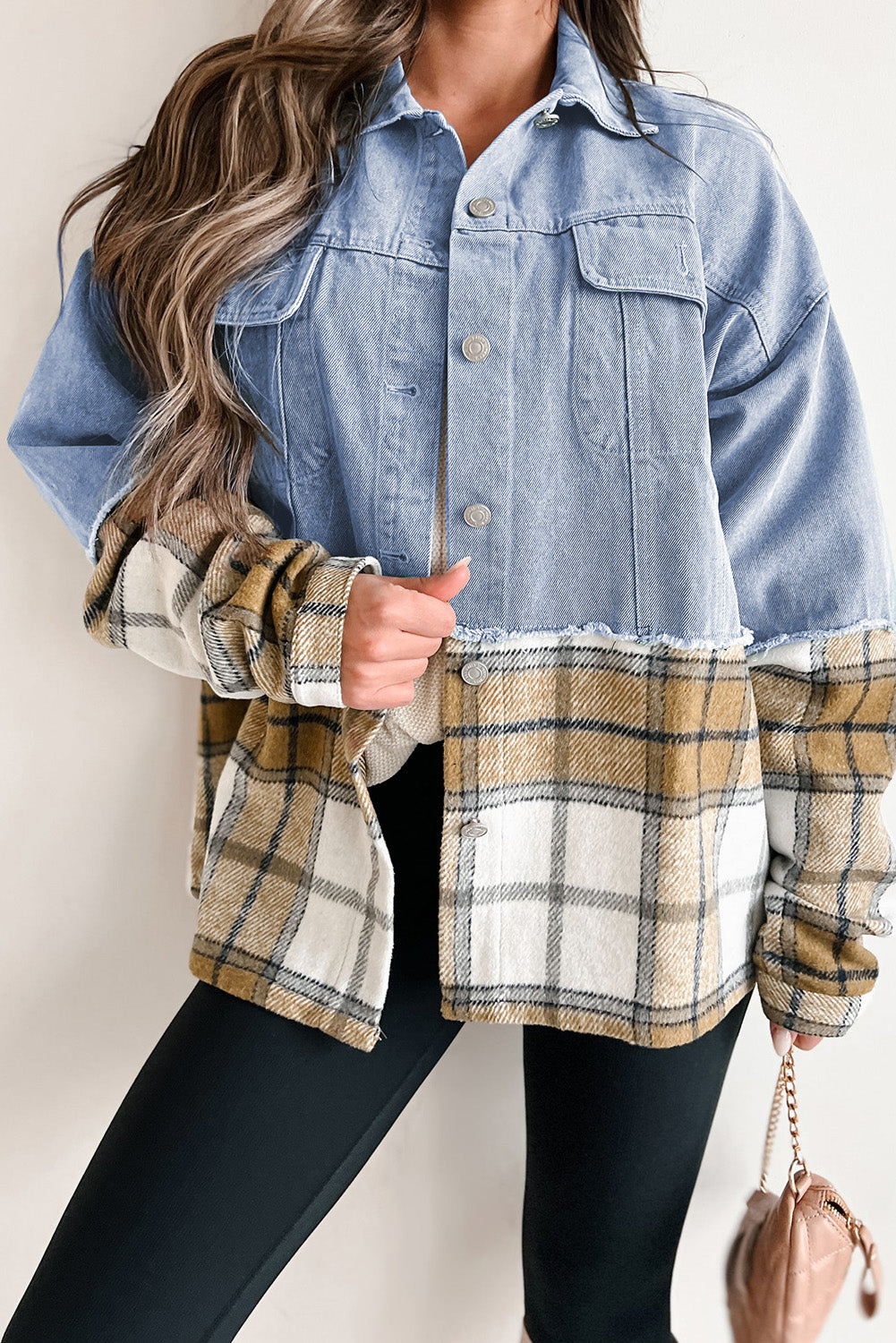 Khakifarbene Oversize-Jeansjacke mit Patchwork-Karomuster und Knöpfen