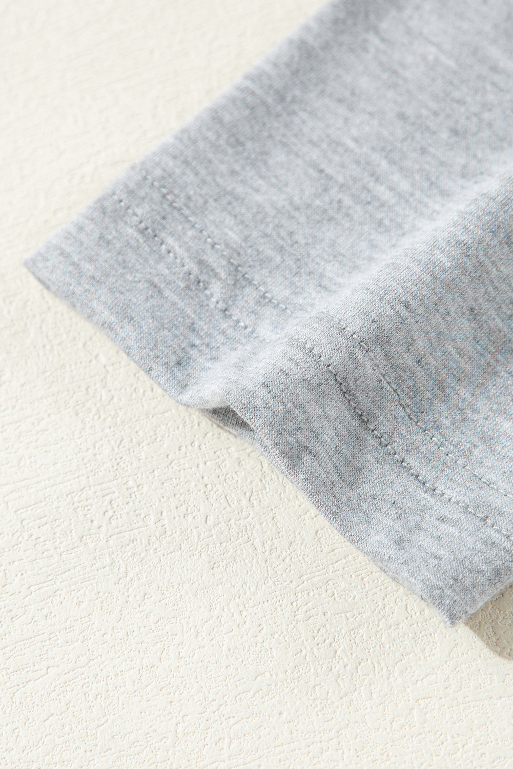 Hellgraues Lounge-Set mit langer Strickjacke und engen Hosen