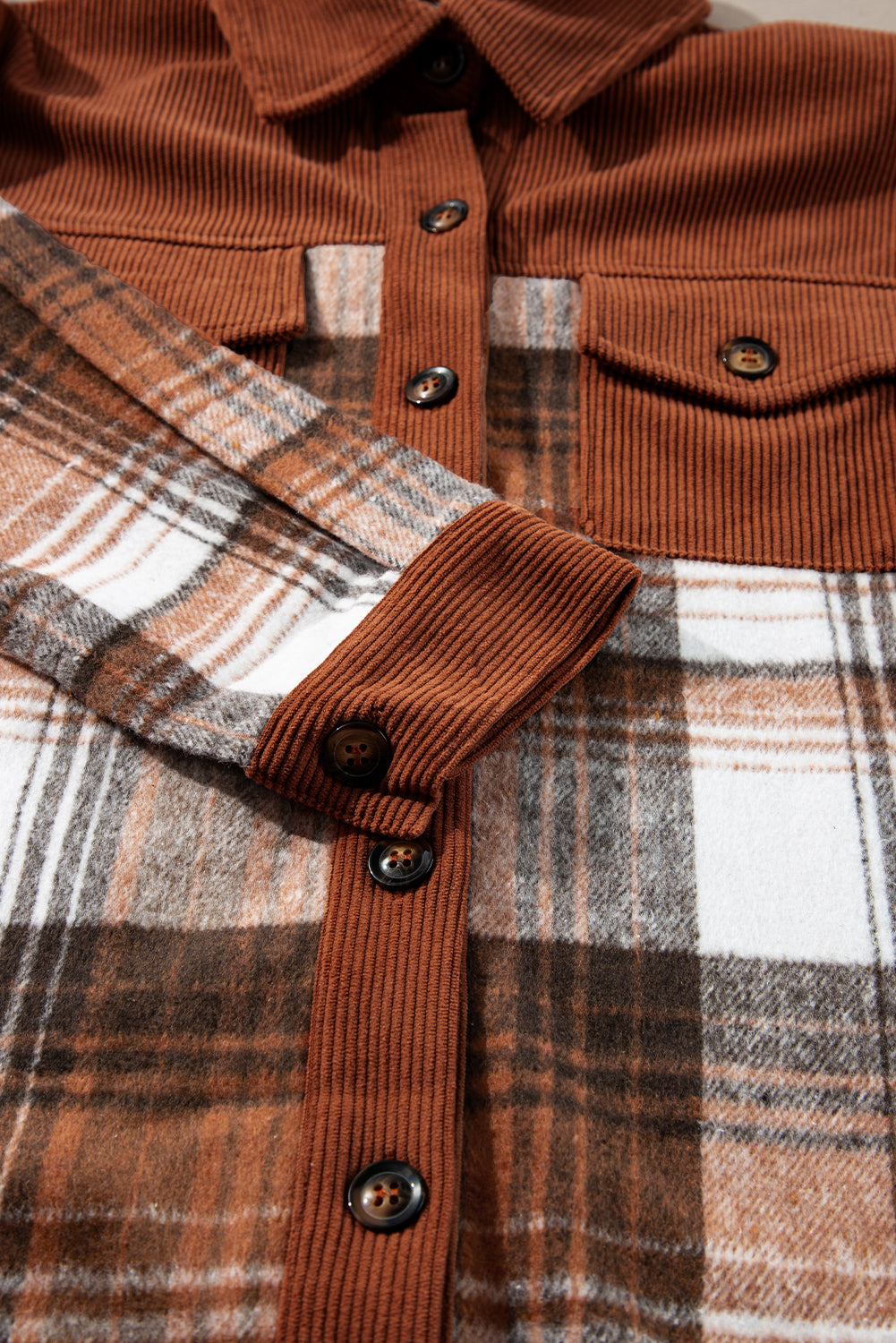 Zimtfarbene Cord-Shacket mit Patchwork und Brusttasche