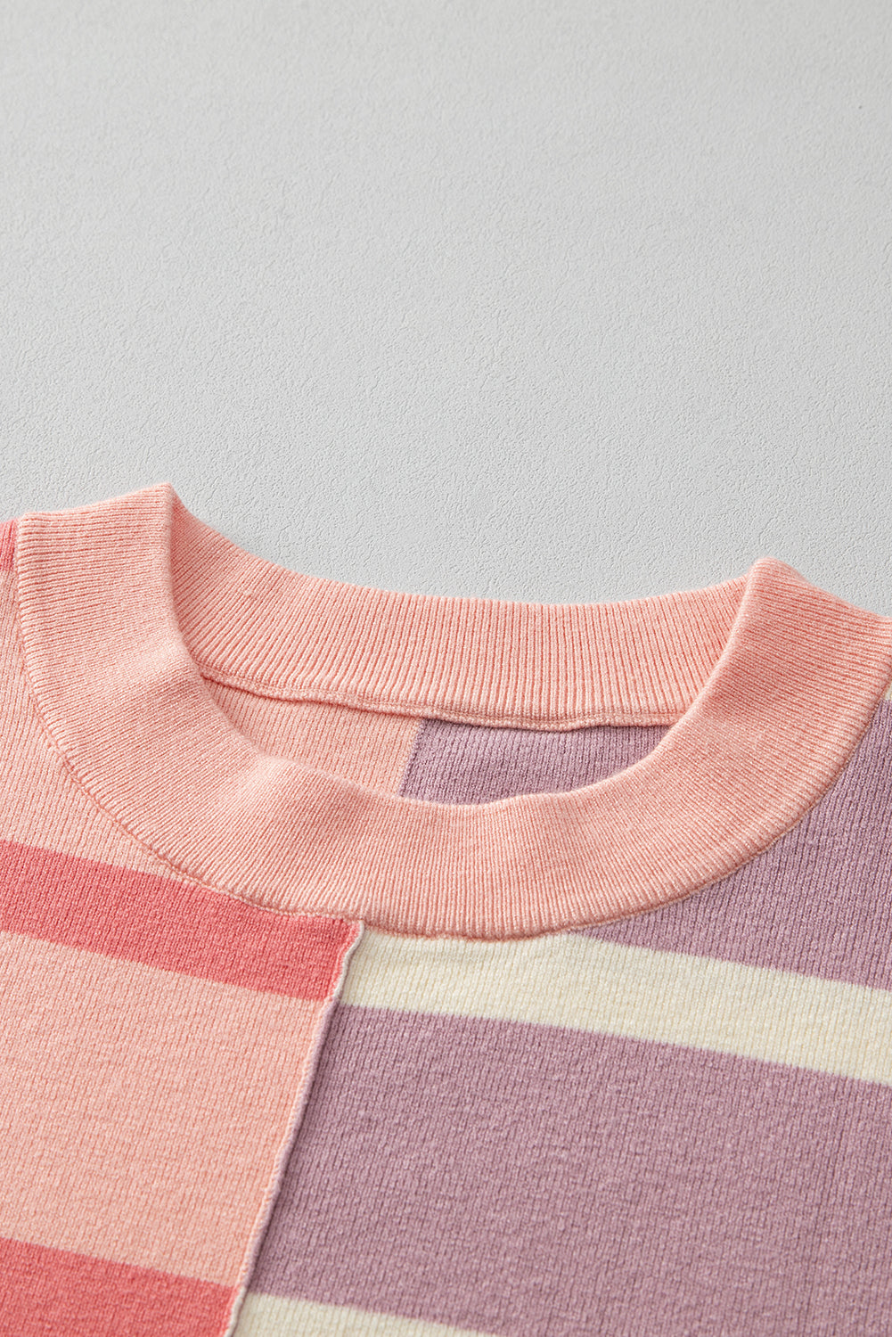 Oversize-Pullover mit rosa Streifen und Colorblock