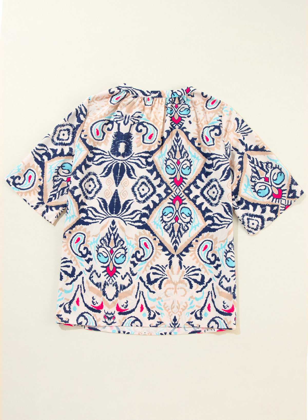 Weiße Bluse mit abstraktem Print und V-Ausschnitt, geschlitzten Halbarm