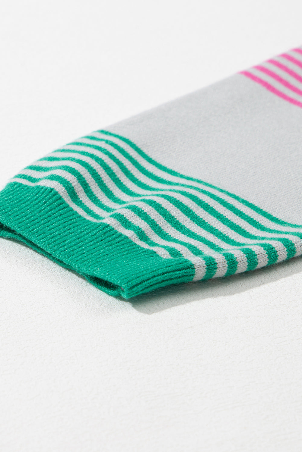Rosa gestreifter Strickpullover mit aufgesetzten Taschen und überschnittener Schulter