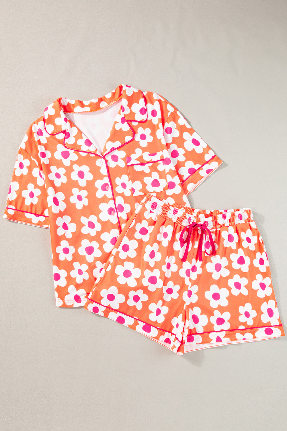 Orangefarbenes Pyjama-Set mit kurzärmligem Hemd und Blumenmuster