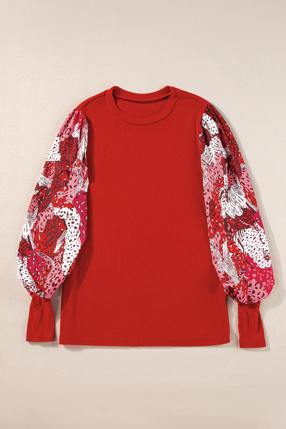 Feuerrotes Patchwork-Oberteil mit kontrastierendem Animalprint und Laternenärmeln