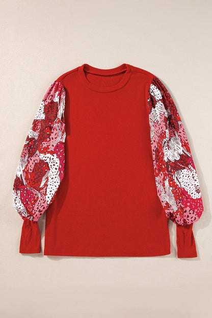 Feuerrotes Patchwork-Oberteil mit kontrastierendem Animalprint und Laternenärmeln