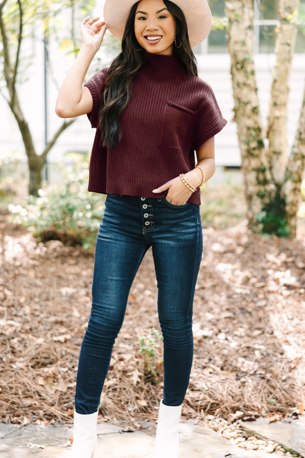Mineralroter, gerippter Strickpullover mit aufgesetzten Taschen und kurzen Ärmeln