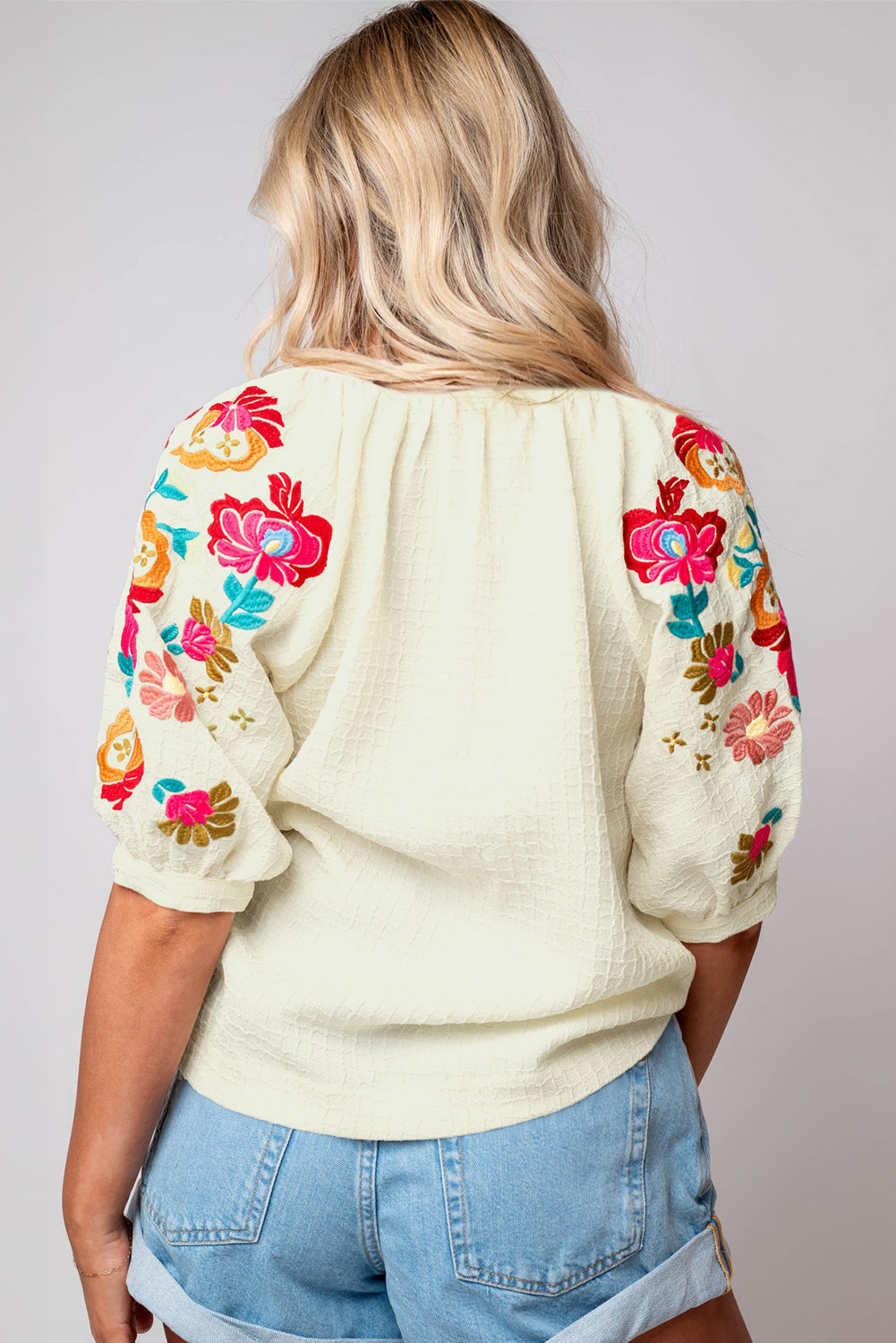 Beigefarbene Bluse mit floraler Stickerei und strukturierten Puffärmeln im Ricrac-Stil