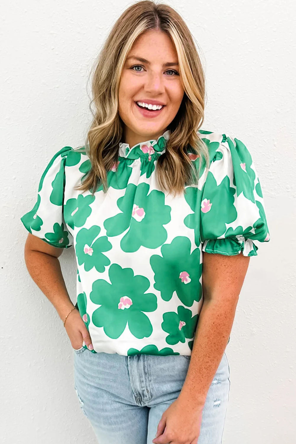 Grüne Bluse mit Blumenmuster, Puffärmeln und Rüschenausschnitt