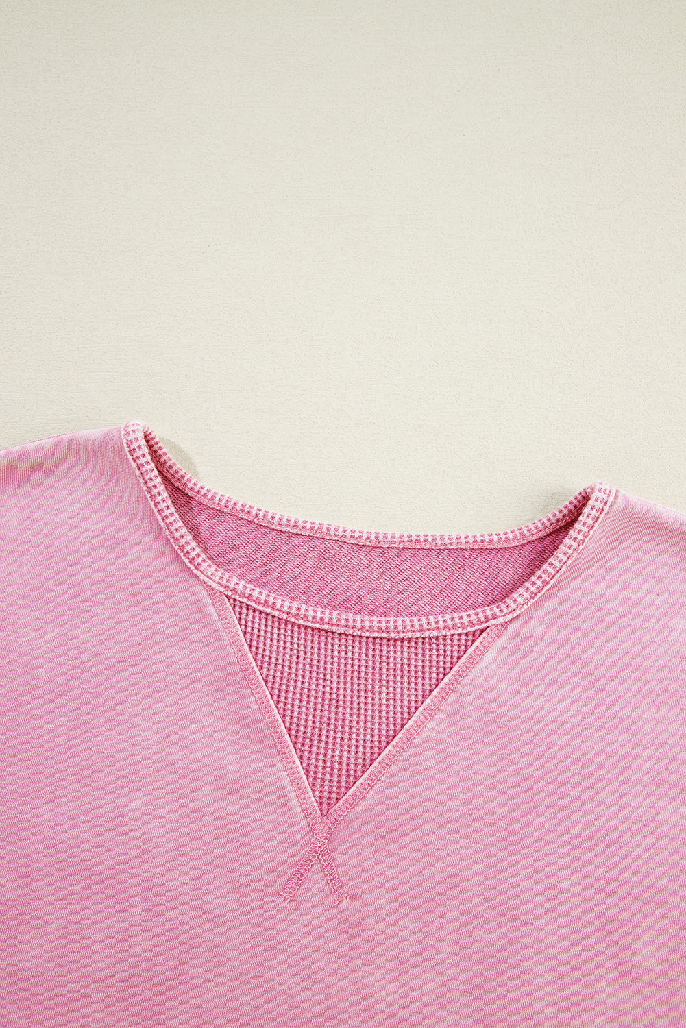 Sweatshirt mit überschnittener Schulter und Mineralwaschung in Erdbeerrosa