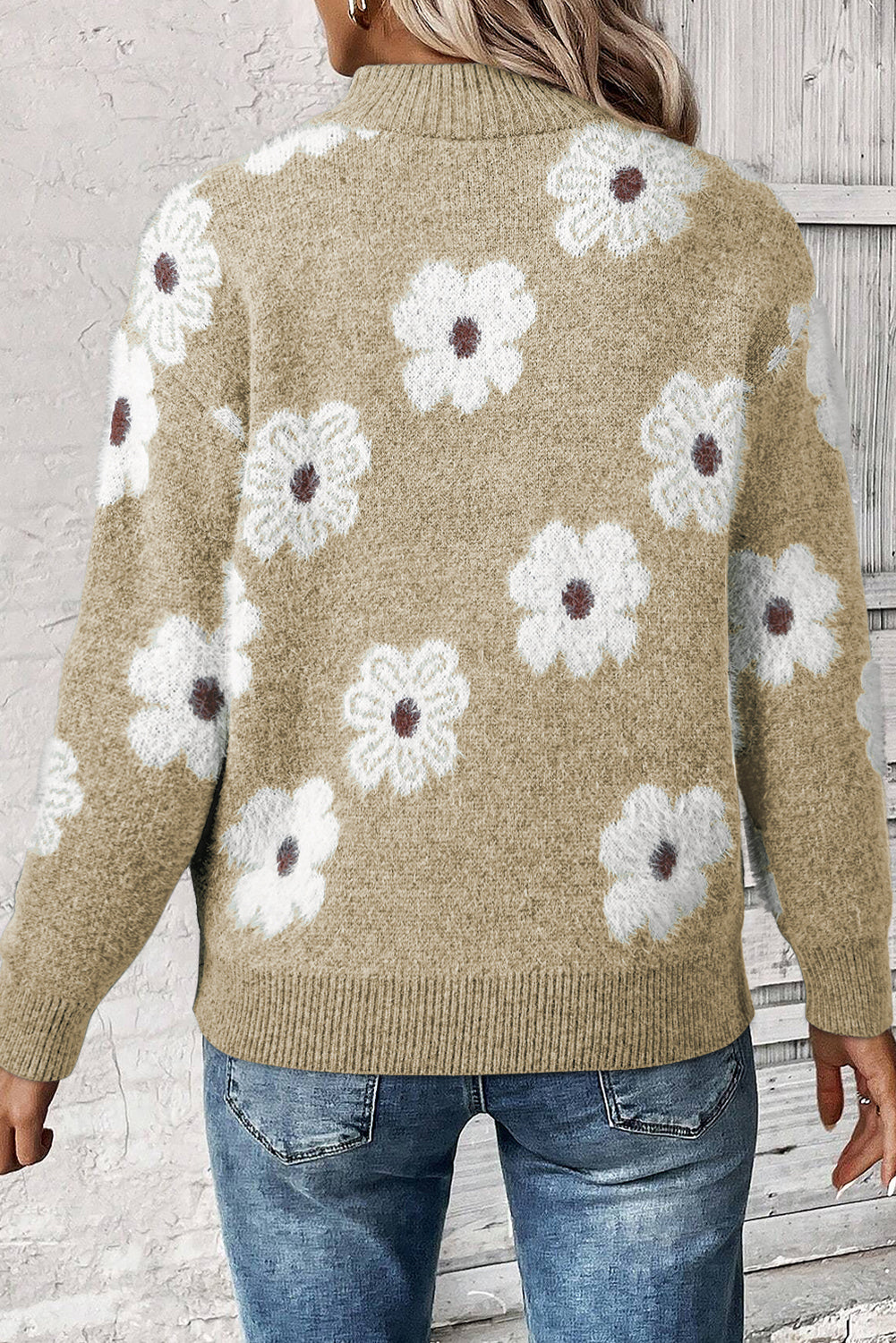 Khakifarbener Pullover mit Blumenmuster und halblangem Reißverschluss und überschnittener Schulter