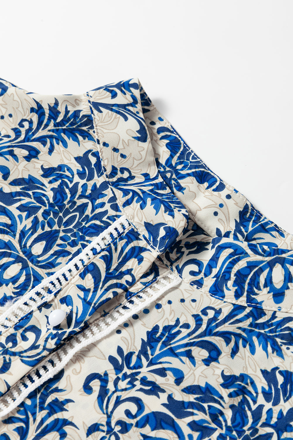 Himmelblaues Spitzenhemd mit böhmischem Print und Bischofsärmeln