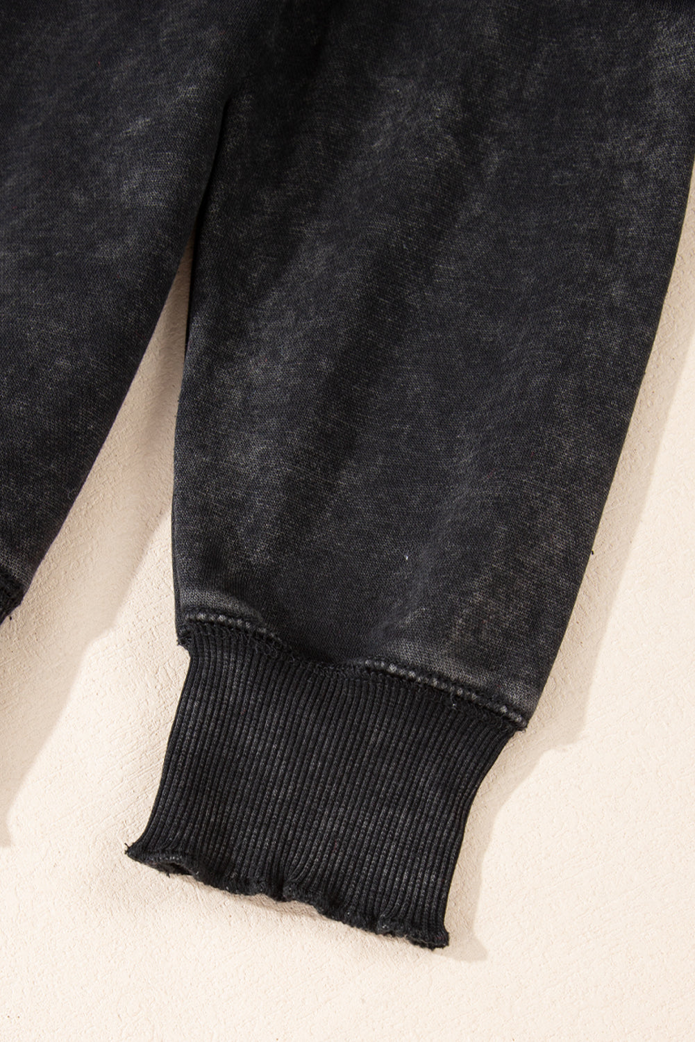 Schwarzes Sweatshirt mit Raglanärmeln und Waffelstrick-Patchworkmuster