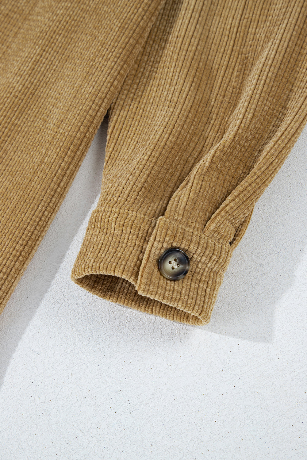 Hellbeige Cord-Shacket mit aufgesetzten Taschen und Knopfleiste