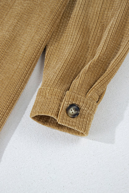 Hellbeige Cord-Shacket mit aufgesetzten Taschen und Knopfleiste