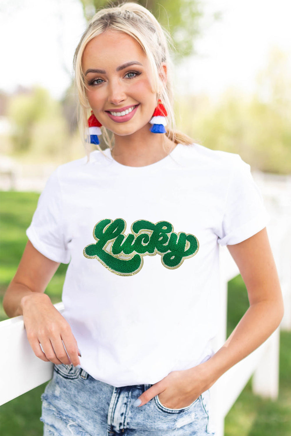Weißes T-Shirt mit St. Patrick's Day-Glücksbringer und Chenille-Glitzerpatch