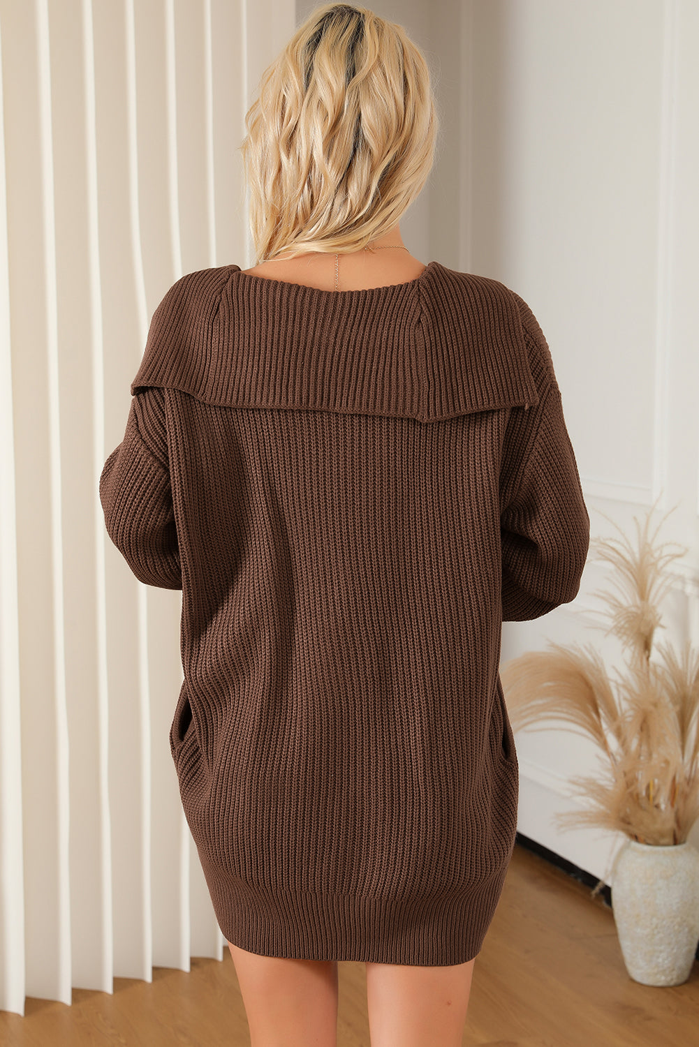 Braune Strickjacke mit grobem Strick und Reverskragen zum Knöpfen