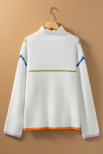 Weißer Pullover mit Viertelreißverschluss und überschnittener Schulterpartie mit buntem Rand
