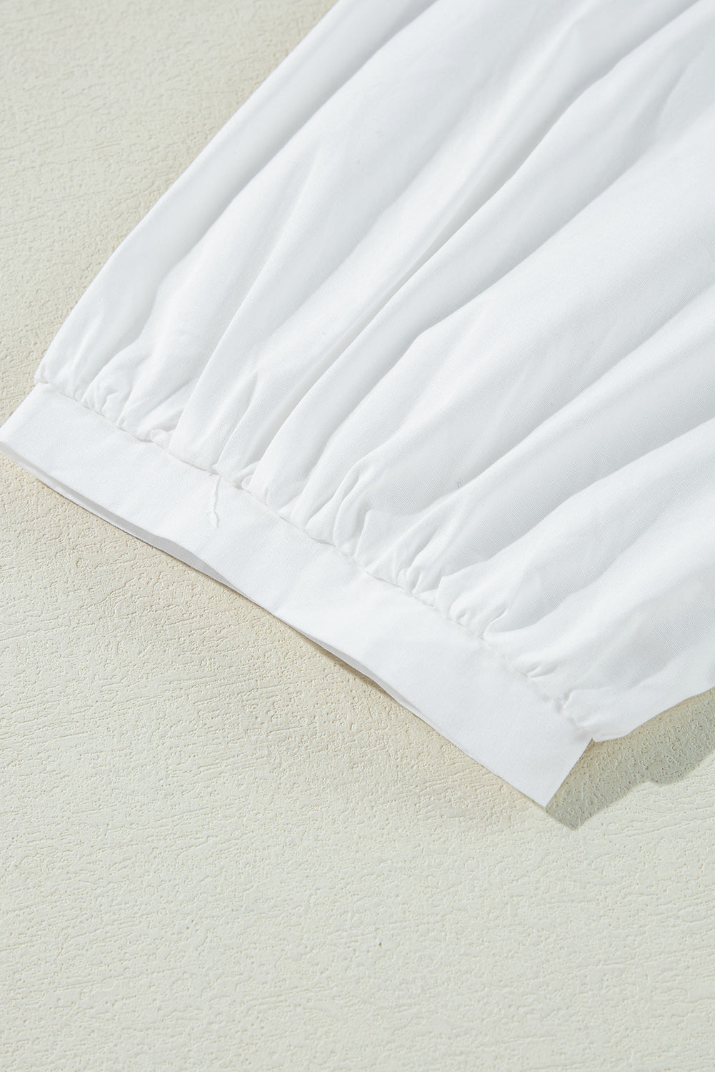 Weiße Bluse mit 3/4-Ärmeln und Schleife und Cut-Out auf der Rückseite