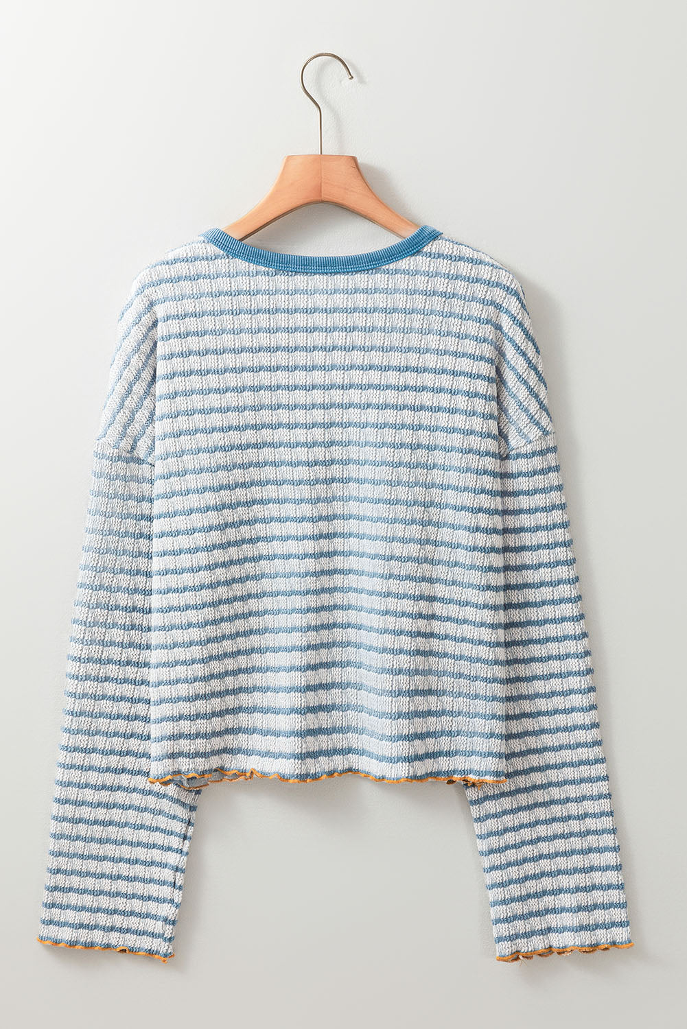 Himmelblaues Henley-Oberteil mit langen Ärmeln und Streifen, Rüschenbesatz und Knöpfen