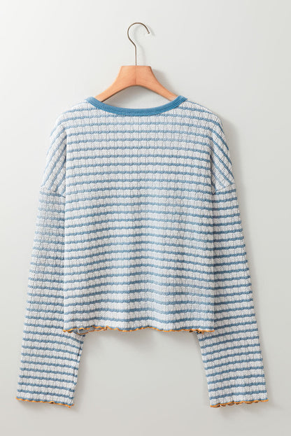 Himmelblaues Henley-Oberteil mit langen Ärmeln und Streifen, Rüschenbesatz und Knöpfen