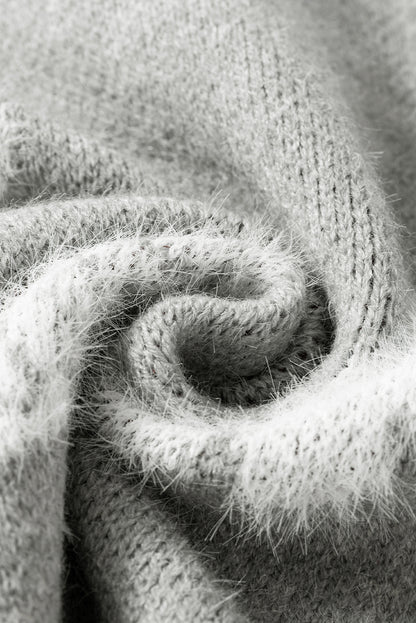 Grauer Pullover mit Blumenmuster und halblangem Reißverschluss sowie überschnittenen Schultern