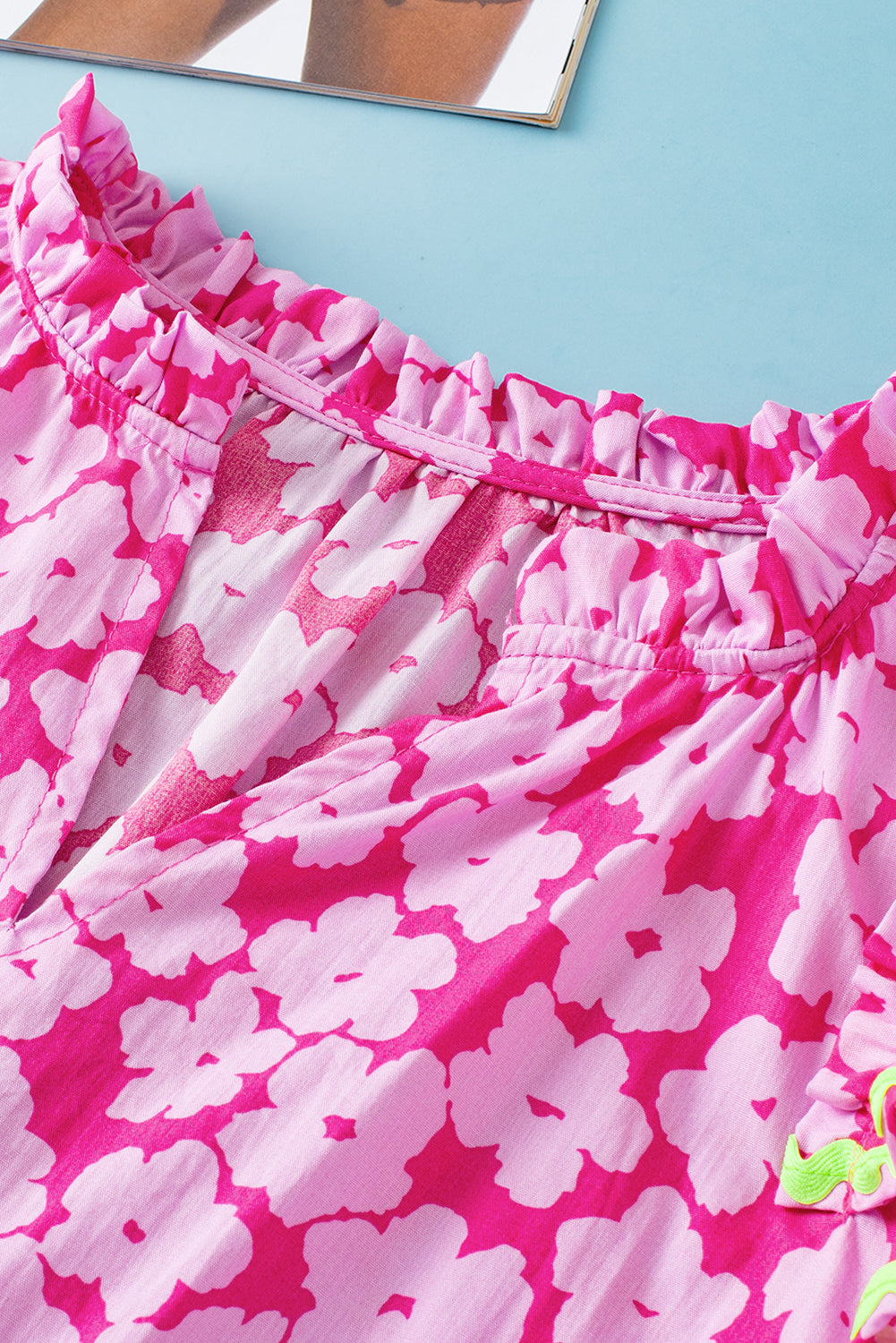 Rosa Bluse mit floralem Kontrastmuster und Zickzackmuster und Rüschenärmeln