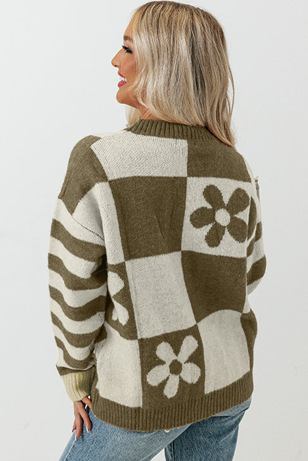 Grün karierter Pullover mit Blumenmuster und gestreiften Ärmeln