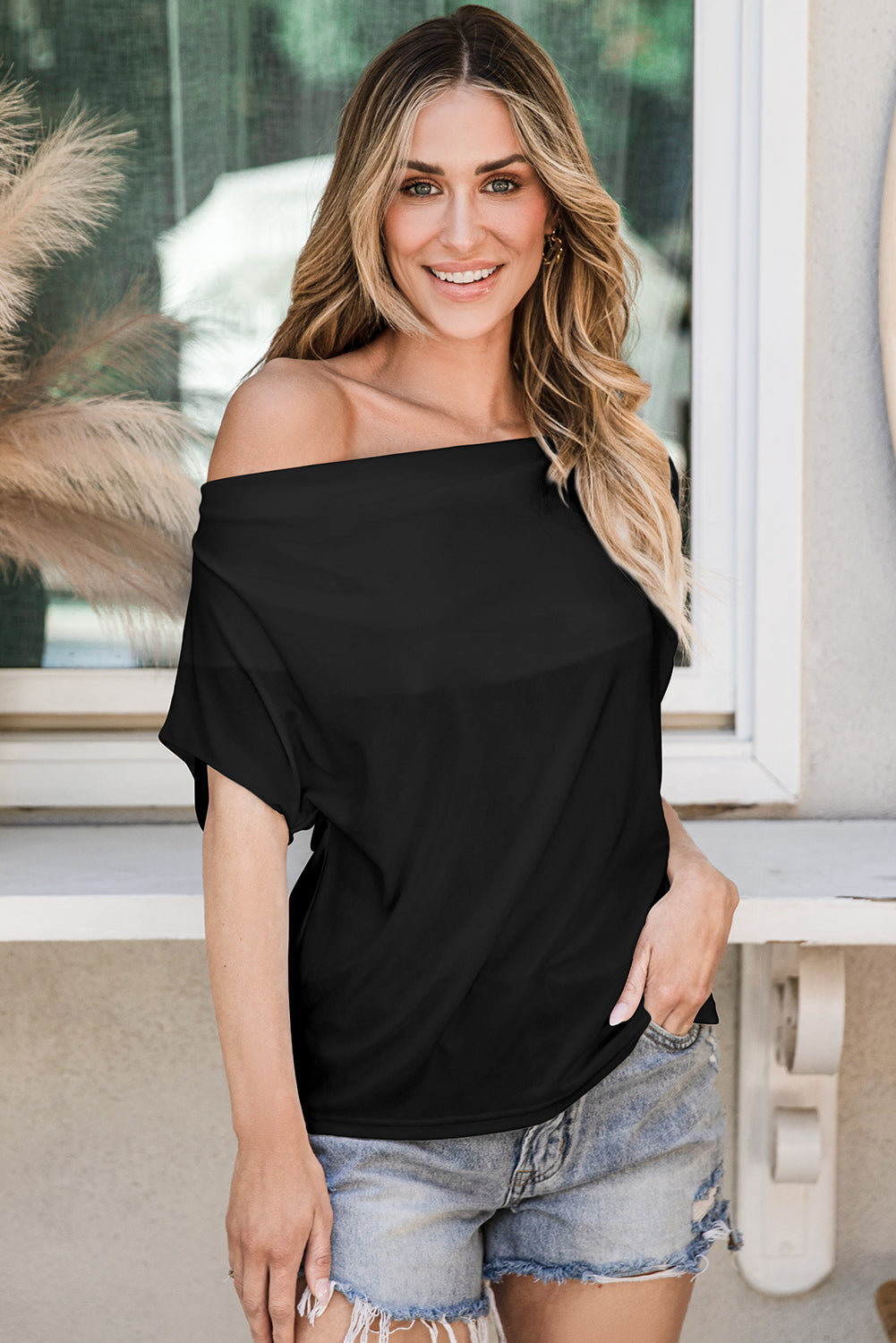 Schwarzes T-Shirt mit Wasserfallausschnitt und Fledermausärmeln