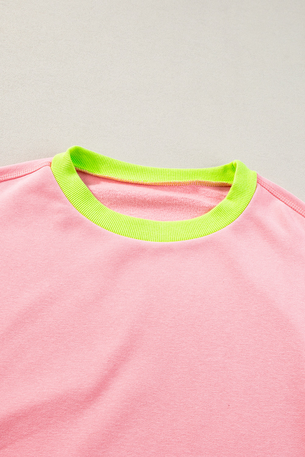 Rosa Sweatshirt mit Farbblock-Muster und Puffärmeln
