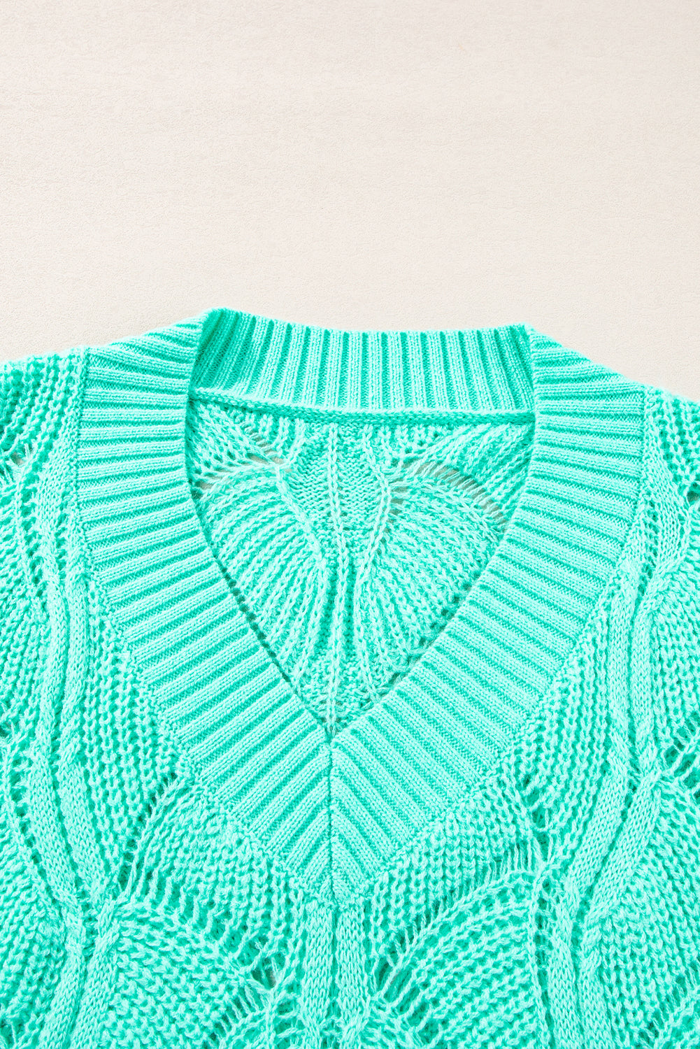 Mintgrüner Strickpullover mit V-Ausschnitt und überschnittenen Schultern