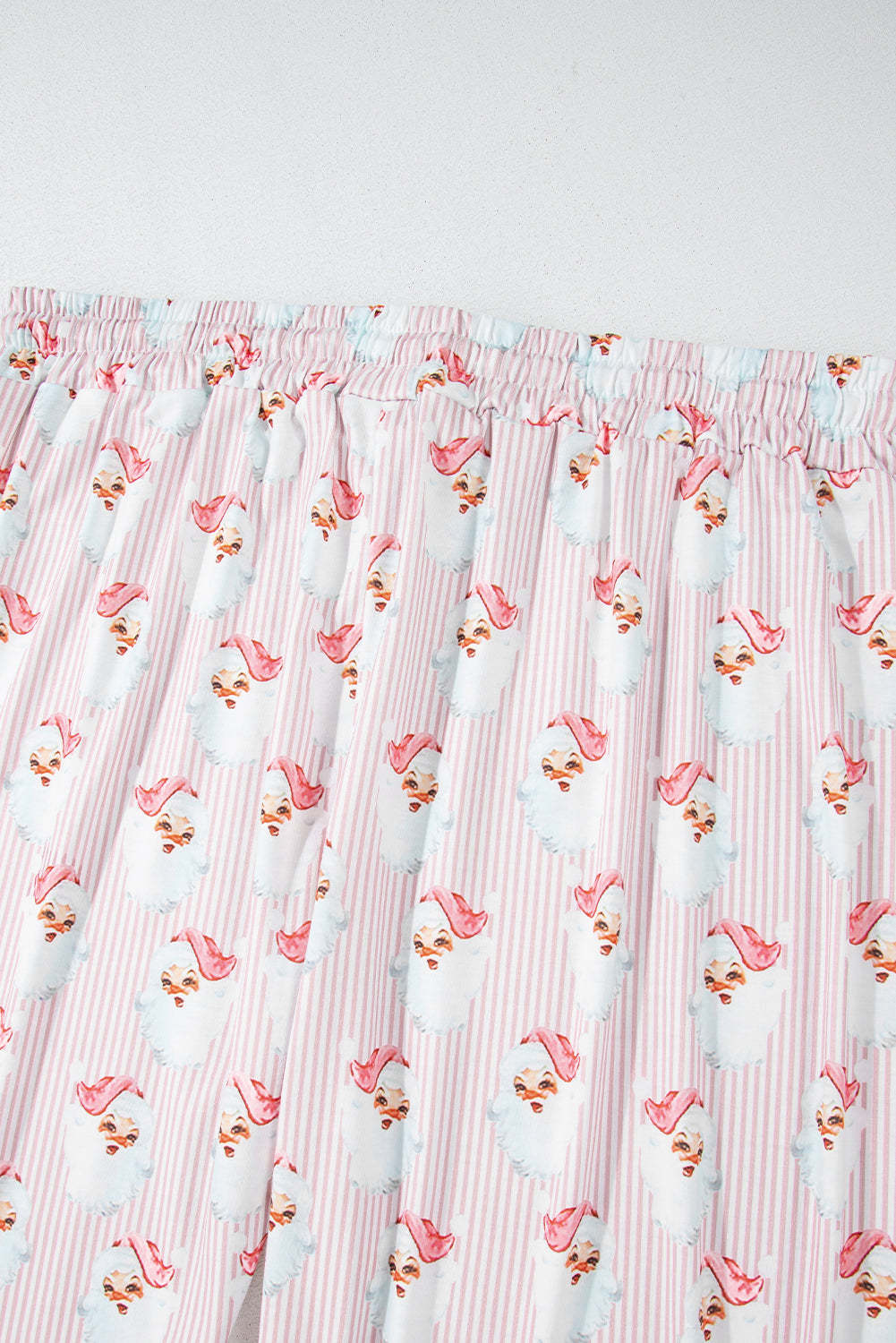 Rosa, locker geschnittenes, zweiteiliges Lounge-Set mit gestreiftem Weihnachtsmann-Print