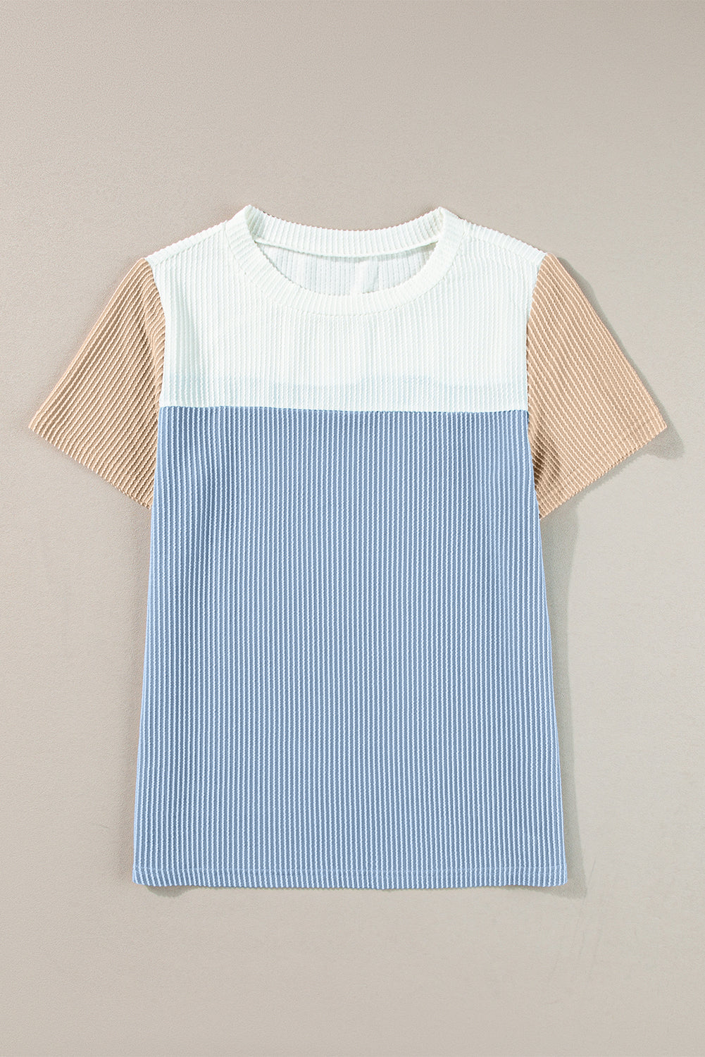 Hellblaues T-Shirt mit gerippter Struktur und Colorblock-Muster