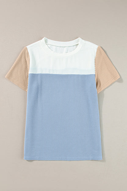 Hellblaues T-Shirt mit gerippter Struktur und Colorblock-Muster