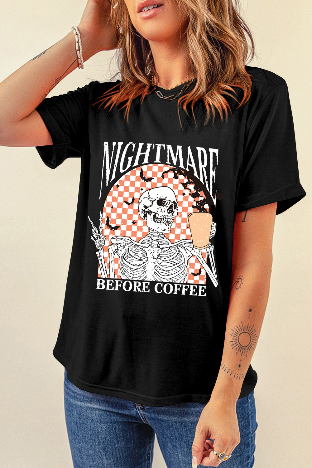 Schwarzes Halloween-T-Shirt mit Totenkopf-Schachbrett-Grafik von Nightmare Before Coffee