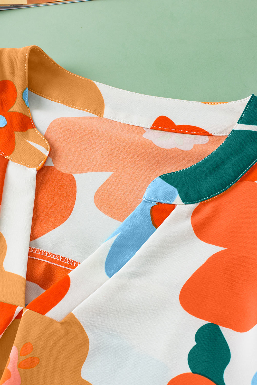 Orangefarbene Bluse mit Blumenmuster, V-Ausschnitt, Rüschenärmeln