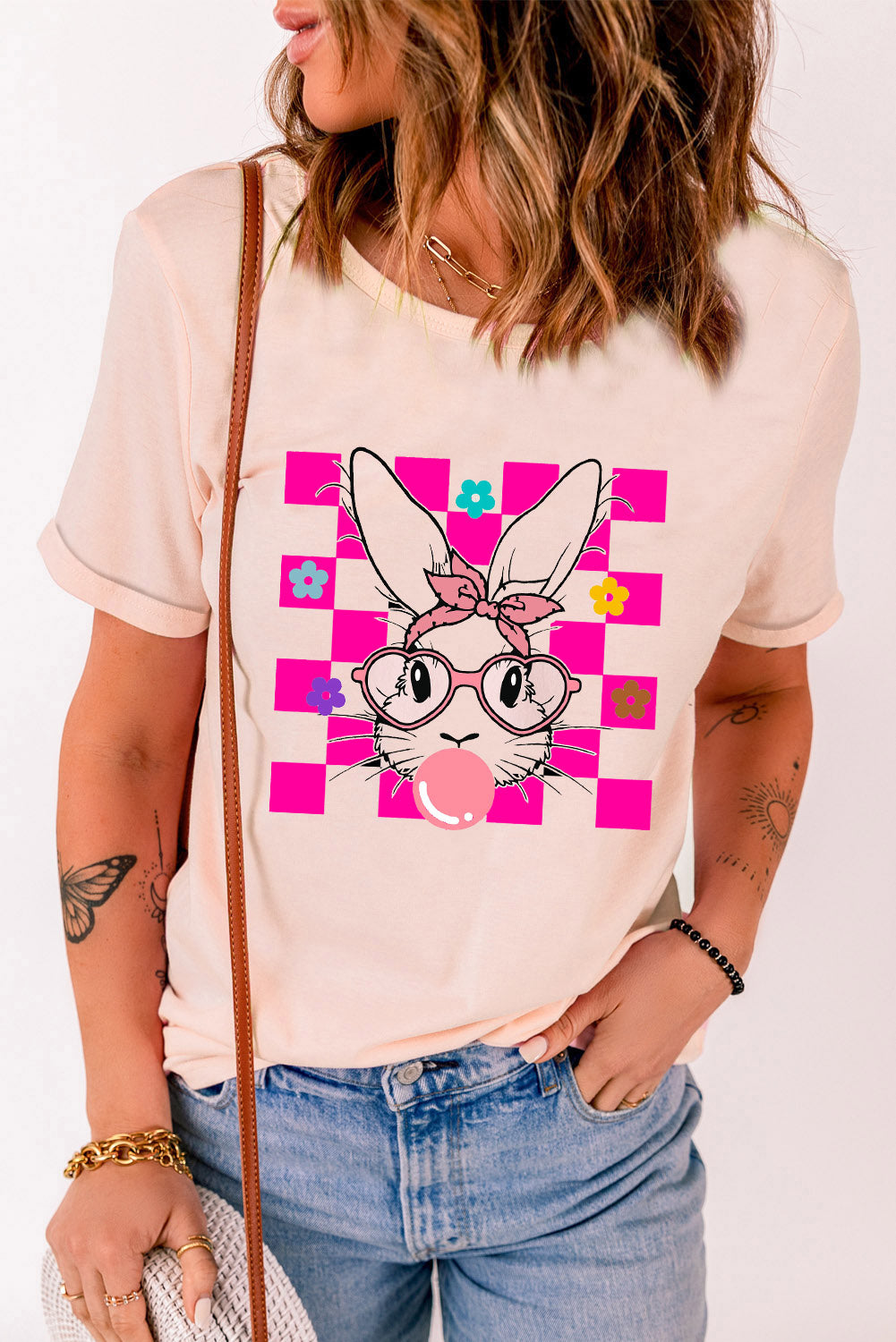 Rosa T-Shirt mit Rundhalsausschnitt und kariertem Osterhasen-Blumendruck