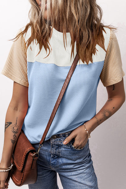 Hellblaues T-Shirt mit gerippter Struktur und Colorblock-Muster