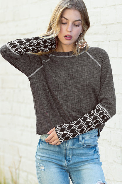 Graues, geripptes Langarm-Top mit Azteken-Patchwork