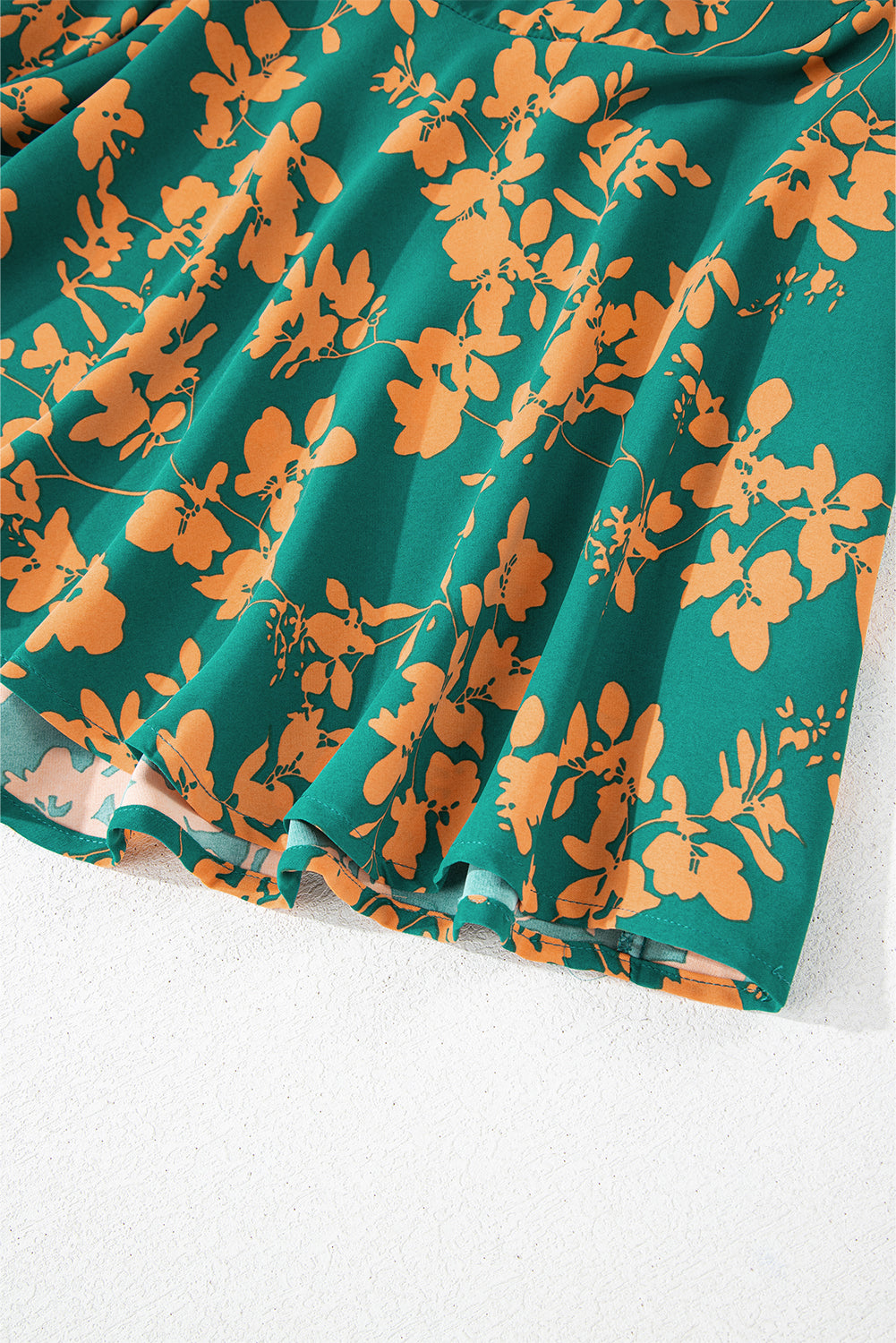 Grünes, fließendes, kurzes Tunika-Kleid mit Blumenmuster und Kordelzug