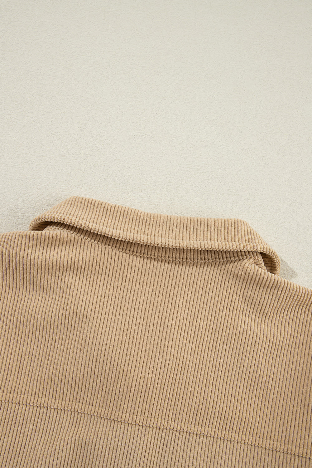 Helles französisches Beige, einfarbige Cord-Shacket mit Rüschen, Klapptasche und Knopfleiste